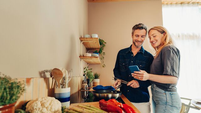 Couple in kitchen xxs